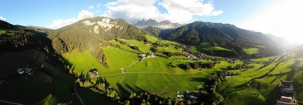 Αεροφωτογραφία Του Όμορφου Μικρού Χωριού Val Funes Εκκλησία Και Βουνά — Φωτογραφία Αρχείου