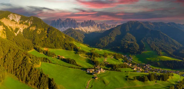 Αεροφωτογραφία Του Όμορφου Μικρού Χωριού Val Funes Εκκλησία Και Βουνά — Φωτογραφία Αρχείου