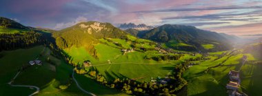 Val di Funes 'daki güzel küçük köyün havadan görünüşü, İtalya' daki Dolomite Alpleri 'ndeki kilise ve dağlarla.