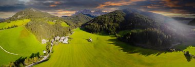 Dolomite Alpleri'nin güneşli manzarası. Güzel Dolomiti dağları ile St Johann Kilisesi, Santa Maddalena, Val Di Funes, Dolomites, İtalya.