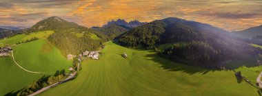 Dolomite Alpleri'nin güneşli manzarası. Güzel Dolomiti dağları ile St Johann Kilisesi, Santa Maddalena, Val Di Funes, Dolomites, İtalya.