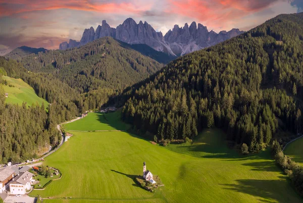 Paesaggio Soleggiato Delle Alpi Dolomiti Chiesa San Giovanni Con Splendide — Foto Stock