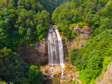 Bursa 'da yer alan Suuctu Şelalesi Türkiye' nin en kalabalık kışlalarından biri..