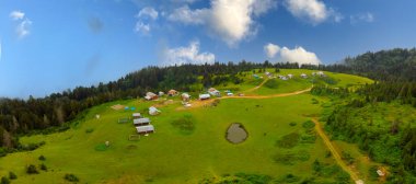 BaDARA Plateau hava görüntüsü. Bu plato, Rize 'nin Camlihemsin ilçesinde yer almaktadır. Kackar Dağları bölgesi. Rize, Hindi. İHA atışı.