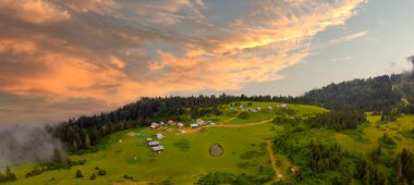 BaDARA Plateau hava görüntüsü. Bu plato, Rize 'nin Camlihemsin ilçesinde yer almaktadır. Kackar Dağları bölgesi. Rize, Hindi. İHA atışı.