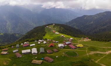 Rize 'den insansız hava aracı görüntüleri. Rize, Türkiye 'nin Karadeniz Bölgesi' nin doğu kesiminde yer alır. Pokut Sal Platosu Ormandaki nehirler