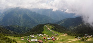 Rize 'den insansız hava aracı görüntüleri. Rize, Türkiye 'nin Karadeniz Bölgesi' nin doğu kesiminde yer alır. Pokut Sal Platosu Ormandaki nehirler