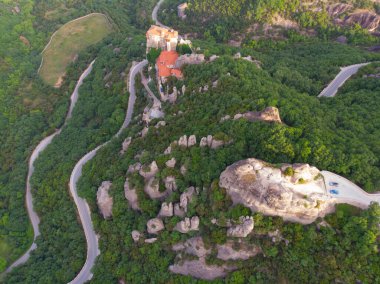 Yunanistan Meteor 'daki Kastraki kasabasında insansız hava aracı görüntüsü