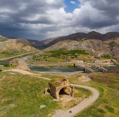 Türkiye 'nin Palu kentinde yer alan Surp Lusovorich Kilisesi 19. yüzyılda inşa edilmiştir..