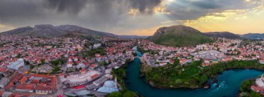 Bosna-Hersek 'in Mostar kentinin hava manzarası ve simgeleri (Neretva Nehri, Eski Köprü, Koski Mehmed Paşa Camii)).