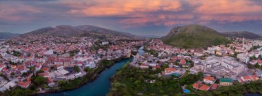 Bosna-Hersek 'in Mostar kentinin hava manzarası ve simgeleri (Neretva Nehri, Eski Köprü, Koski Mehmed Paşa Camii)).