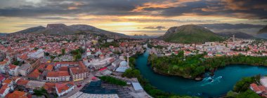 Bosna-Hersek 'in Mostar kentinin hava manzarası ve simgeleri (Neretva Nehri, Eski Köprü, Koski Mehmed Paşa Camii)).