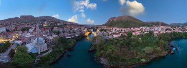 Bosna-Hersek 'in Mostar kentinin hava manzarası ve simgeleri (Neretva Nehri, Eski Köprü, Koski Mehmed Paşa Camii)).