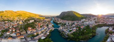 Bosna-Hersek 'in Mostar kentinin hava manzarası ve simgeleri (Neretva Nehri, Eski Köprü, Koski Mehmed Paşa Camii)).