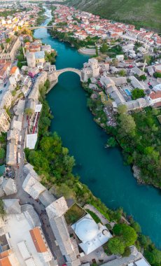 Bosna-Hersek 'in Mostar kentinin hava manzarası ve simgeleri (Neretva Nehri, Eski Köprü, Koski Mehmed Paşa Camii)).