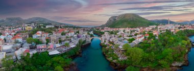 Eski Köprüsü Mostar Panoraması bir güzel yaz günü, Bosna-Hersek