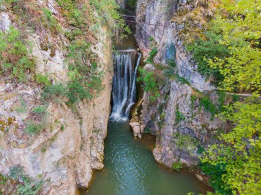 Yarhisar şelalesinin hava manzarası