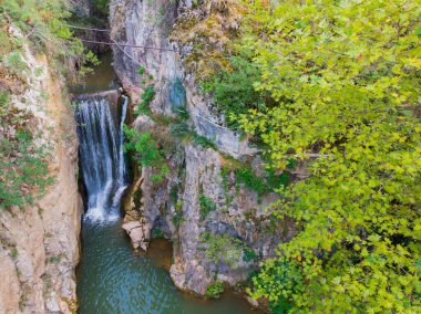 Yarhisar şelalesinin hava manzarası