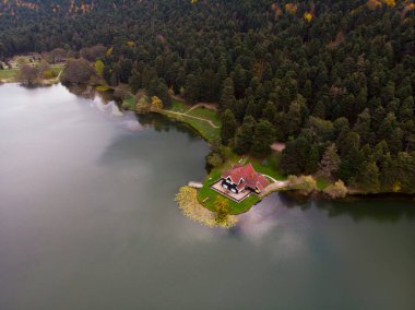 Bolu Golcuk Milli Parkı 'ndaki orman içindeki ahşap Lakehouse' un hava görüntüsü. Bolu Hava Fotoğrafı, Türkiye. İHA ile ateş etmek