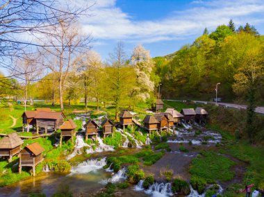 Jajce 'deki ahşap su değirmenleri yerel çiftçiler tarafından kullanıldı. Hava görünümü
