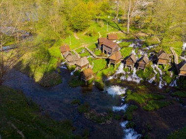 Jajce 'deki ahşap su değirmenleri yerel çiftçiler tarafından kullanıldı. Hava görünümü