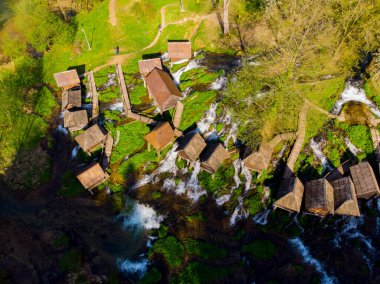 Jajce 'deki ahşap su değirmenleri yerel çiftçiler tarafından kullanıldı. Hava görünümü