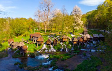 Jajce 'deki ahşap su değirmenleri yerel çiftçiler tarafından kullanıldı. Hava görünümü