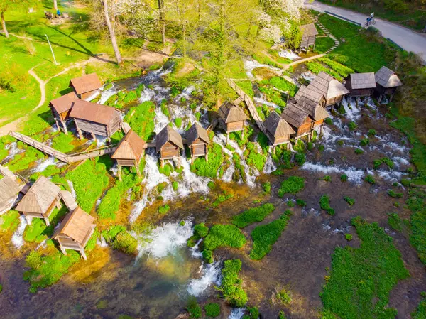 Jajce 'deki ahşap su değirmenleri yerel çiftçiler tarafından kullanıldı. Hava görünümü