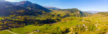 Savsat 'ta sonbahar manzarası. Artvin, Türkiye. Virajlı yolu olan güzel bir sonbahar manzarası. Hava aracı görüntüsü.