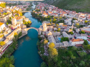 Mostar Köprüsü ve Koski Mehmed Paşa Camii tarihi Mostar kentinin insansız hava aracı görüntüsü, Bosna 'nın Osmanlı mimari manzarası Avrupa' daki en güzel şehir.