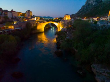 Mostar Köprüsü ve Koski Mehmed Paşa Camii tarihi Mostar kentinin insansız hava aracı görüntüsü, Bosna 'nın Osmanlı mimari manzarası Avrupa' daki en güzel şehir.