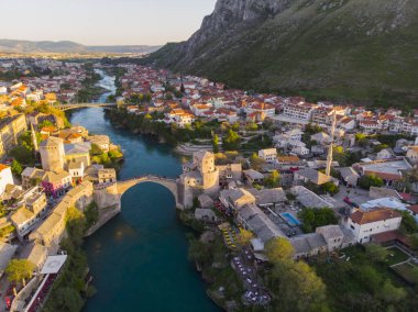 Mostar Köprüsü ve Koski Mehmed Paşa Camii tarihi Mostar kentinin insansız hava aracı görüntüsü, Bosna 'nın Osmanlı mimari manzarası Avrupa' daki en güzel şehir.
