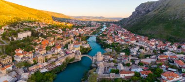 Mostar Köprüsü ve Koski Mehmed Paşa Camii tarihi Mostar kentinin insansız hava aracı görüntüsü, Bosna 'nın Osmanlı mimari manzarası Avrupa' daki en güzel şehir.