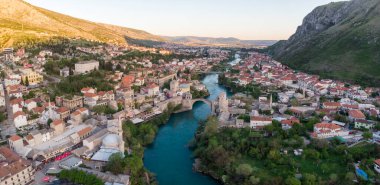 Mostar Köprüsü ve Koski Mehmed Paşa Camii tarihi Mostar kentinin insansız hava aracı görüntüsü, Bosna 'nın Osmanlı mimari manzarası Avrupa' daki en güzel şehir.