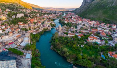 Mostar Köprüsü ve Koski Mehmed Paşa Camii tarihi Mostar kentinin insansız hava aracı görüntüsü, Bosna 'nın Osmanlı mimari manzarası Avrupa' daki en güzel şehir.