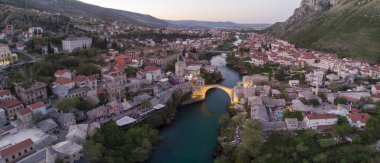 Mostar Köprüsü ve Koski Mehmed Paşa Camii tarihi Mostar kentinin insansız hava aracı görüntüsü, Bosna 'nın Osmanlı mimari manzarası Avrupa' daki en güzel şehir.