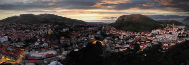 Mostar Köprüsü ve Koski Mehmed Paşa Camii tarihi Mostar kentinin insansız hava aracı görüntüsü, Bosna 'nın Osmanlı mimari manzarası Avrupa' daki en güzel şehir.