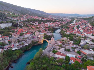 Mostar Köprüsü ve Koski Mehmed Paşa Camii tarihi Mostar kentinin insansız hava aracı görüntüsü, Bosna 'nın Osmanlı mimari manzarası Avrupa' daki en güzel şehir.
