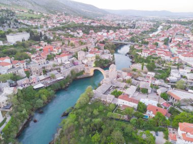 Mostar Köprüsü ve Koski Mehmed Paşa Camii tarihi Mostar kentinin insansız hava aracı görüntüsü, Bosna 'nın Osmanlı mimari manzarası Avrupa' daki en güzel şehir.