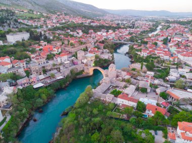 Mostar Köprüsü ve Koski Mehmed Paşa Camii tarihi Mostar kentinin insansız hava aracı görüntüsü, Bosna 'nın Osmanlı mimari manzarası Avrupa' daki en güzel şehir.