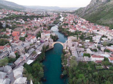 Mostar Köprüsü ve Koski Mehmed Paşa Camii tarihi Mostar kentinin insansız hava aracı görüntüsü, Bosna 'nın Osmanlı mimari manzarası Avrupa' daki en güzel şehir.