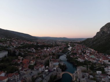 Mostar Köprüsü ve Koski Mehmed Paşa Camii tarihi Mostar kentinin insansız hava aracı görüntüsü, Bosna 'nın Osmanlı mimari manzarası Avrupa' daki en güzel şehir.