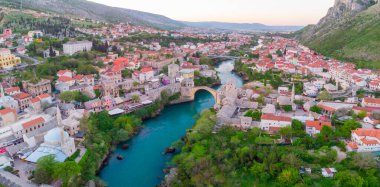 Mostar Köprüsü ve Koski Mehmed Paşa Camii tarihi Mostar kentinin insansız hava aracı görüntüsü, Bosna 'nın Osmanlı mimari manzarası Avrupa' daki en güzel şehir.