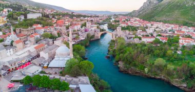 Mostar Köprüsü ve Koski Mehmed Paşa Camii tarihi Mostar kentinin insansız hava aracı görüntüsü, Bosna 'nın Osmanlı mimari manzarası Avrupa' daki en güzel şehir.