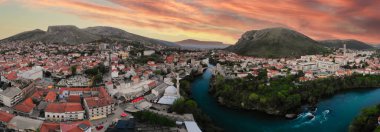 Mostar Köprüsü ve Koski Mehmed Paşa Camii tarihi Mostar kentinin insansız hava aracı görüntüsü, Bosna 'nın Osmanlı mimari manzarası Avrupa' daki en güzel şehir.