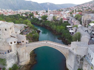 Mostar Köprüsü ve Koski Mehmed Paşa Camii tarihi Mostar kentinin insansız hava aracı görüntüsü, Bosna 'nın Osmanlı mimari manzarası Avrupa' daki en güzel şehir.