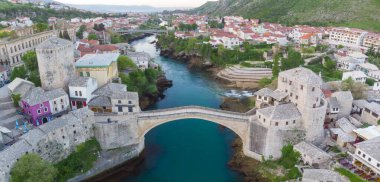 Mostar Köprüsü ve Koski Mehmed Paşa Camii tarihi Mostar kentinin insansız hava aracı görüntüsü, Bosna 'nın Osmanlı mimari manzarası Avrupa' daki en güzel şehir.