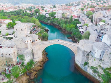 Mostar Köprüsü ve Koski Mehmed Paşa Camii tarihi Mostar kentinin insansız hava aracı görüntüsü, Bosna 'nın Osmanlı mimari manzarası Avrupa' daki en güzel şehir.
