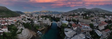 Mostar Köprüsü ve Koski Mehmed Paşa Camii tarihi Mostar kentinin insansız hava aracı görüntüsü, Bosna 'nın Osmanlı mimari manzarası Avrupa' daki en güzel şehir.