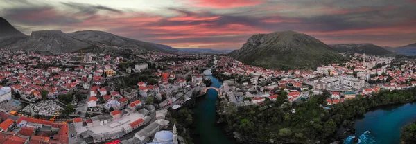 Mostar桥和Koski Mehmed Pasha清真寺无人驾驶飞机俯瞰历史名城Mostar 奥斯曼式的波斯尼亚建筑风格是欧洲最美丽的城市 — 图库照片